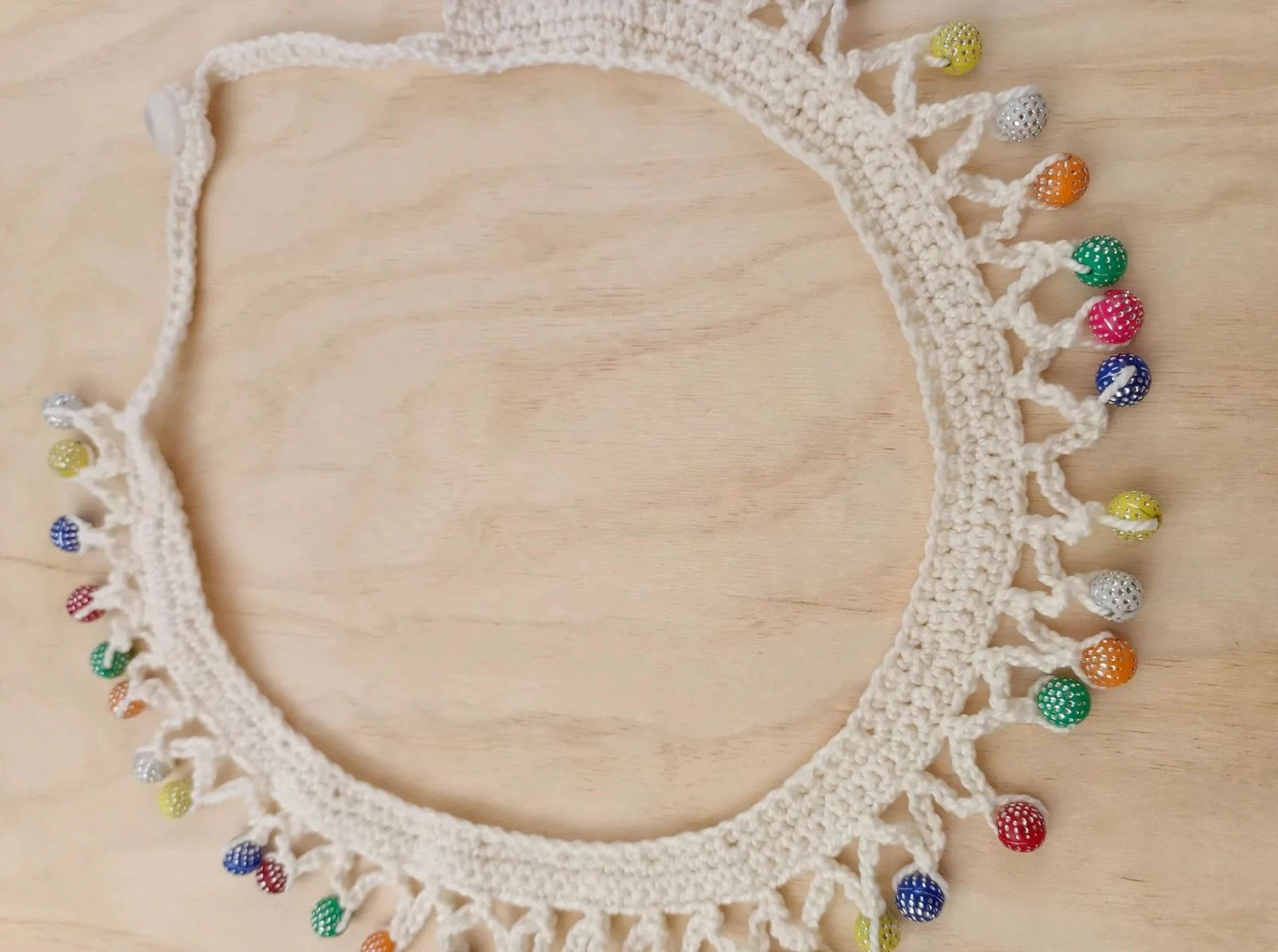 Crochet-knitted necklace with colorful beads – photo 3